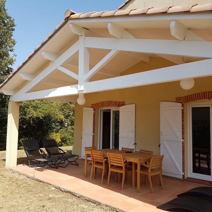 Pose de lambris en PVC blanc en sous toiture au dessus d’une terrasse à Saint Jean 31240